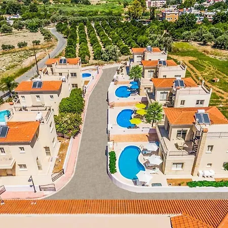 In Sleeps 6 Includes Swimming Pool Air Con And Wifi 1 Polis