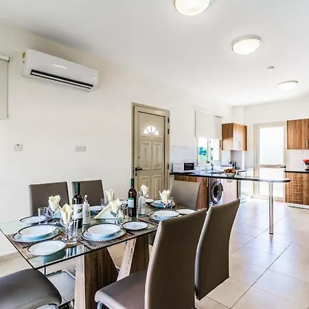 In Sleeps 6 Includes Swimming Pool Air Con And Wifi 1