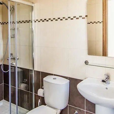 In Sleeps 6 Includes Swimming Pool Air Con And Wifi 1